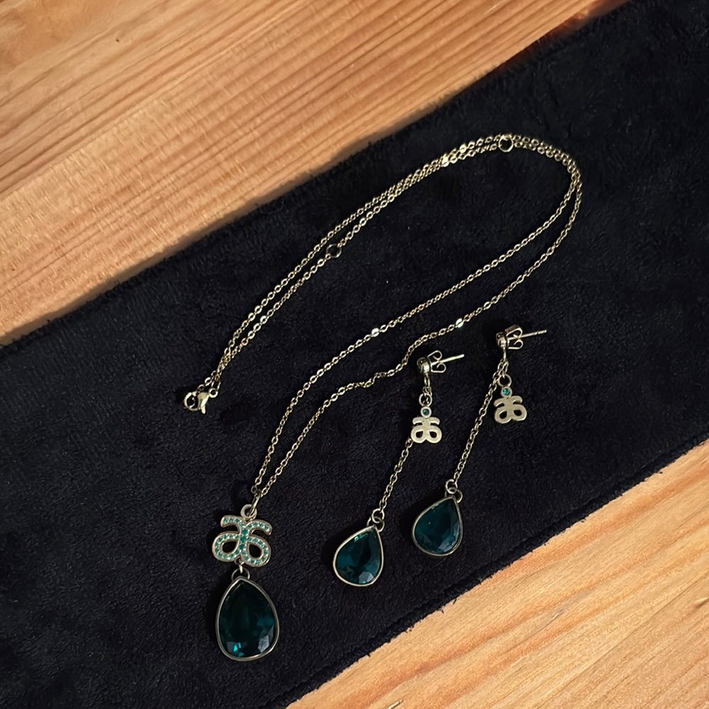 Arbonne Gold and Green Earrings Set with Pendant Necklace